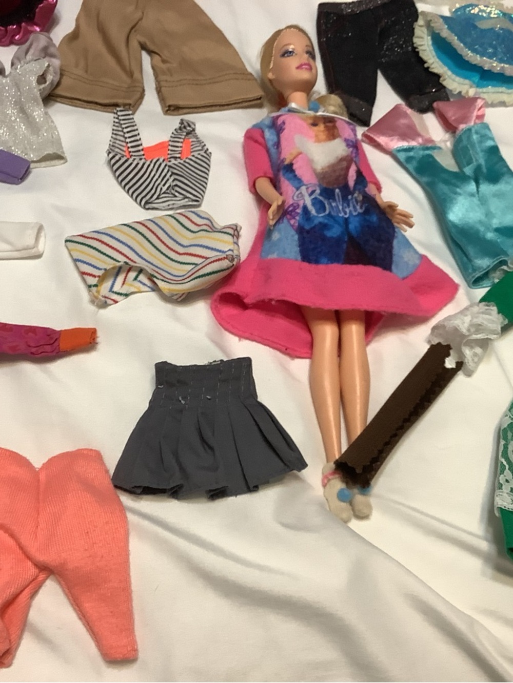 Barbie huge clothing bundle - Picture 4 of 8